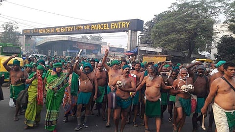 ആത്മഹത്യ ചെയ്ത കൂട്ടുകാരുടെ തലയോട്ടികളുമായി തമിഴ്നാട്ടിലെ കര്ഷകര്; തടഞ്ഞാല് നഗ്നരായി പാര്ലമെന്റിലേക്ക് പോകുമെന്ന് മുന്നറിയിപ്പ്: കര്ഷക പ്രക്ഷോഭത്തില് വെന്തുരുകി ഡല്ഹി