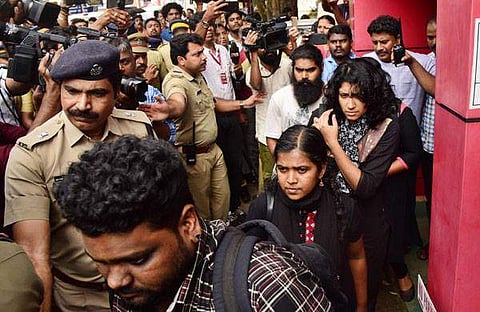 ശബരിമല: വാര്ത്താസമ്മേളനം നടത്തിയ യുവതികള്ക്കൊപ്പം ഉണ്ടായിരുന്ന യുവാവിന് മര്ദനം