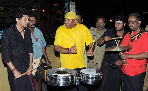നടപ്പന്തലില് ശിവമണിയുടെ സംഗീതാര്ച്ചനയ്ക്കും വിലക്ക്; നിയന്ത്രിത മേഖലയെന്ന് പൊലീസ്