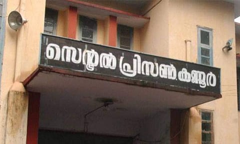 'കാല് കഴുത്തില് ചുറ്റി അടിച്ചു'; കണ്ണൂര് ജയിലില് തടവുകാരന്റെ അരയ്ക്ക് താഴെ തളര്ന്നു; അടിയന്തിര ശസ്ത്രക്രിയ