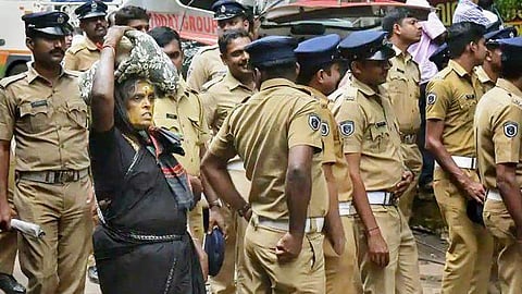 ശബരിമല പൊലീസ് വലയത്തില് ; സന്നിധാനത്തേക്ക് കയറാനും ഇറങ്ങാനും വെവ്വേറെ വഴികള്, ക്രമീകരണങ്ങള് ഇങ്ങനെ