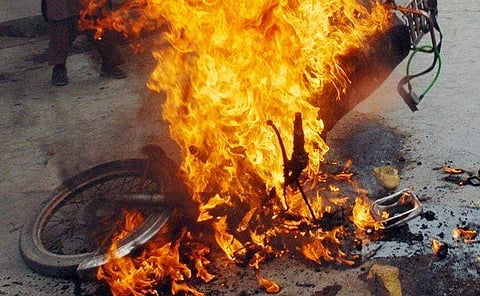 ബുക്കും പേപ്പറുമില്ല; രേഖ ചോദിച്ചപ്പോൾ പൊലീസുകാരന്റെ മുന്നിലിട്ട് സ്വന്തം വണ്ടി കത്തിച്ച് പാൽ വിൽപ്പനക്കാരൻ