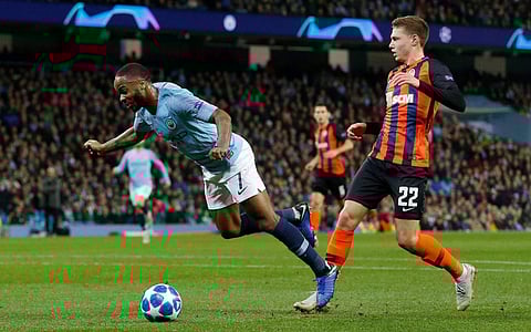 എജ്ജാതി റഫറി, സ്വയം കാല് തട്ടി വീണതിന് പെനാല്റ്റി; ഉളുപ്പില്ലേയെന്ന് സിറ്റിയോട് ആരാധകര്