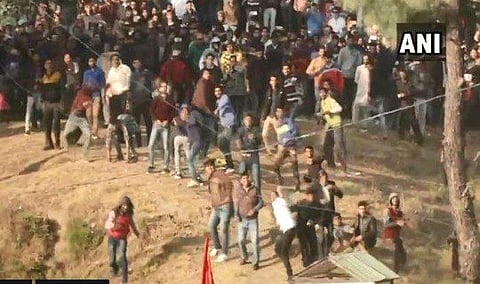 പരസ്പരം കല്ലുവാരിയെറിഞ്ഞ് നാല് ഗ്രാമങ്ങള്, ഒരാളുടെ രക്തം വീഴുന്നതുവരെ തുടരുന്ന ആഘോഷം; കലാപമല്ല, ഇത് കാളി ദേവിയെ സന്തോഷിപ്പിക്കാന് (വീഡിയോ)