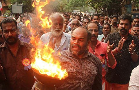 വനിതാ മതിലിന് ബദലായി അയ്യപ്പജ്യോതി; 26ന് മഞ്ചേശ്വരം മുതല് പാറശ്ശാല വരെ ലക്ഷങ്ങള് അണിനിരക്കുമെന്ന് ശബരിമല കര്മ്മസമിതി