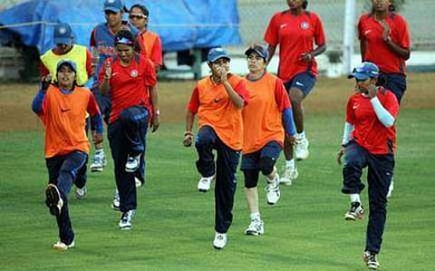 വനിതാ ക്രിക്കറ്റ് ടീം കോച്ചിനെ കണ്ടെത്താന് മൂന്നംഗ സമിതി ; ഹര്മന്റെ പിന്തുണയില് രമേഷ് പവാറും അപേക്ഷ നല്കി