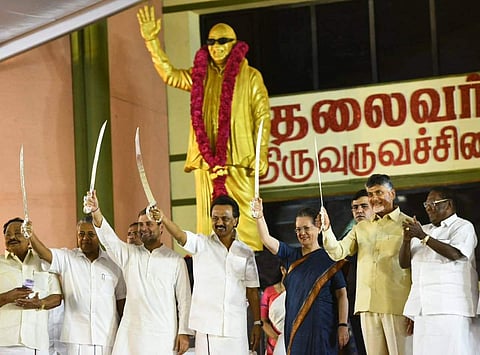 പിണറായി സോണിയയ്ക്കും രാഹുലിനുമൊപ്പം; ദക്ഷിണേന്ത്യയില് ബിജെപിക്കെതിരെ പുതുഐക്യം; ഉറ്റുനോക്കി രാജ്യം