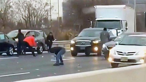 ട്രക്കിൽ നിന്നും 'നോട്ടുമഴ' ; നാട്ടുകാർക്ക് കിട്ടിയത് രണ്ടുകോടിയിലേറെ രൂപ