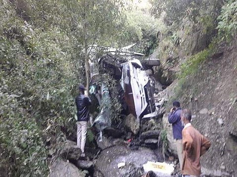 നേപ്പാളില് വിദ്യാര്ത്ഥികള് സഞ്ചരിച്ച ബസ്സ് കൊക്കയിലേക്ക് മറിഞ്ഞു; 21 മരണം; 15 പേരുടെ നില അതീവഗുരുതരം