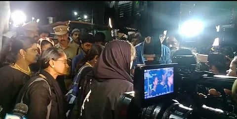 തമിഴ്നാട്ടില് നിന്ന് കൂടുതല് വനിതകള് എത്തും; ദര്ശനം നടത്താതെ തിരിച്ചുപോകില്ല; അനുനയിപ്പിക്കാനുള്ള പൊലീസ് നീക്കം പരാജയം