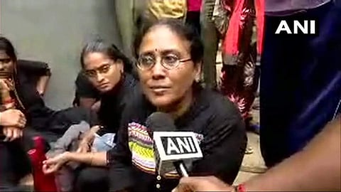 മലയിറങ്ങിയിട്ടും പക തീരുന്നില്ല; മനിതി സംഘം സഞ്ചരിച്ച വാഹനത്തിന് നേരെ ആക്രമണം