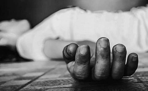 മരിച്ച അമ്മയുടെ മൃതദേഹത്തോടൊപ്പം മകന് കഴിഞ്ഞത് ഏഴ് ദിവസം: പുറത്തറിയുന്നത് ദുര്ഗന്ധം വമിച്ചതിന് ശേഷം