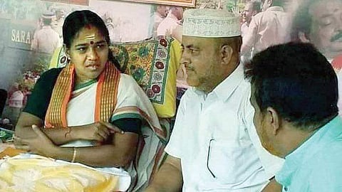 ബിജെപി സമരപ്പന്തലിലെത്തി ശോഭ സുരേന്ദ്രനെ കണ്ടു ; സെല്ഫിയെടുത്തു ; ലീഗ് നേതാവിനെ പുറത്താക്കി