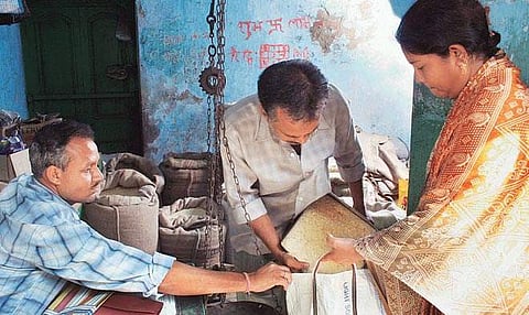 തിരക്കു കൂട്ടേണ്ട, ഏപ്രില് 20നകം റേഷന് വാങ്ങാനാകാത്തവര്ക്കായി 30 വരെ വിതരണം ചെയ്യും: മന്ത്രി