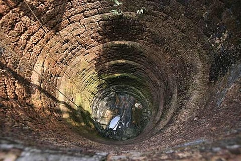 ആലപ്പുഴയില് കിണര് വൃത്തിയാക്കുന്നതിനിടെ രണ്ടു പേര് ശ്വാസം മുട്ടി മരിച്ചു