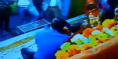 വരനെ സാക്ഷിയാക്കി വധുവിന്റെയും സുഹൃത്തിന്റെയും 'സെല്ഫിയെടുപ്പ്' ; വിവാഹ വേദി പോര്ക്കളമായപ്പോള് ( വീഡിയോ )