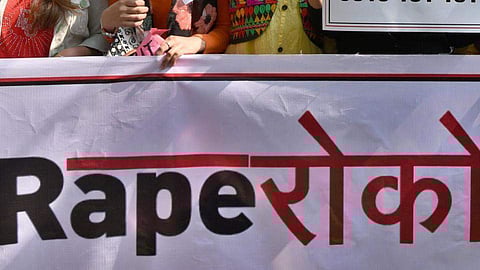 അനാഥ യുവതിയെ കൂട്ട ബലാത്സംഗത്തിനിരയാക്കി; സ്വകാര്യഭാഗങ്ങളില് ഇരുമ്പ് ദണ്ഡ് അടിച്ചുകയറ്റി