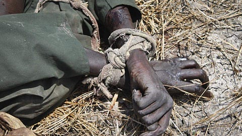 മകളെ പീഡിപ്പിക്കുന്നത് തടഞ്ഞു; അമ്മയുടെ കണ്ണ് ചൂഴ്ന്നെടുത്തു, അച്ഛന്റെ കഴുത്തറുത്തു; ദക്ഷിണ സുഡാനില് നടന്ന ക്രൂരതകള് ആരെയും ഞെട്ടിക്കും