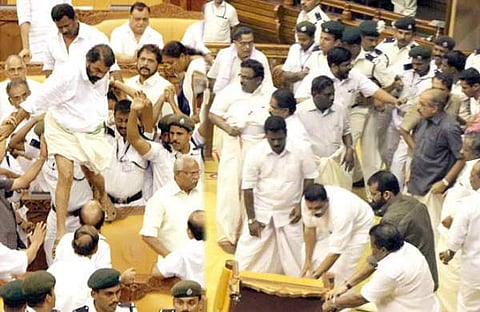 നിയമസഭയിലെ കയ്യാങ്കളി : ഇടത് എംഎൽഎമാർക്കെതിരായ കേസ് സർക്കാർ പിൻവലിച്ചു