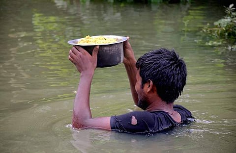 ഒരുപിടി അന്നത്തിന്റെ വില; പശ്ചിമ ബംഗാളിലെ പ്രളയകാലത്തെ ചിത്രം (ഫയല്)