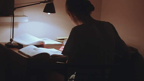 മങ്ങിയ പ്രകാശം നിങ്ങളെ മണ്ടനാക്കും!