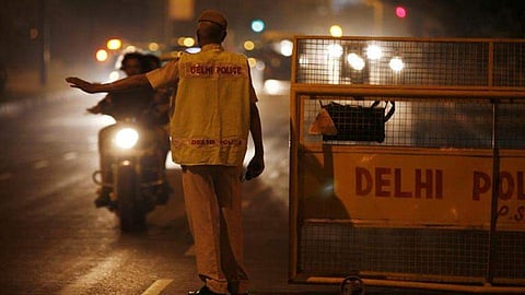 പൊലീസ് ബാരിക്കേഡിലെ ഇരുമ്പുവയര് കൊലക്കയറായി, വയര് കഴുത്തില് കുരുങ്ങി ബൈക്ക് യാത്രികന് ദാരുണാന്ത്യം