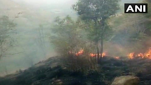 തേനിയില് കാട്ടു തീ: നാല്പ്പത് വിദ്യാര്ത്ഥികള് കുടുങ്ങിക്കിടക്കുന്നു, ഒരു മരണം