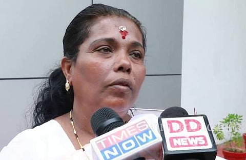 മുടി ചീകിക്കെട്ടിക്കുന്ന ജോലിവരെ ചെയ്യിച്ചു, രാജേശ്വരിക്കെതിരെ വനിതാ പൊലീസുകാര് ;  സുരക്ഷ പിന്വലിച്ചു