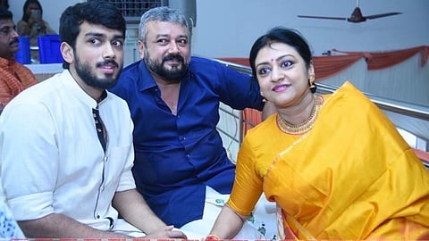 'മകന്റെ മുന്നില് അച്ഛന് ഒന്നുമല്ല'; കണ്ണന്റെ പൂമരം കണ്ട് മനസുനിറച്ച് ജയറാമും പാര്വതിയും