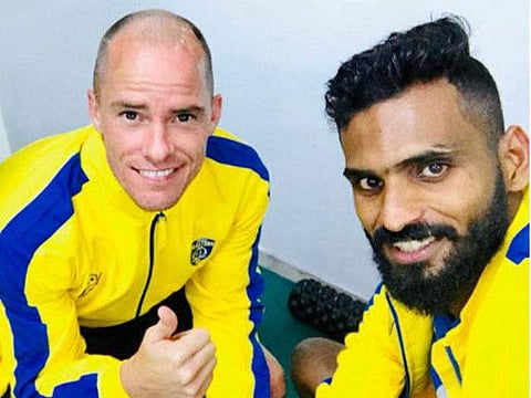 ക്രിക്കറ്റിനായി നല്ലൊരു ഫുട്ബോള് മൈതാനം നശിപ്പിക്കണമോ?; കൊച്ചി ഏകദിനത്തിനെതിരെ ഇയാന് ഹ്യൂമും സി കെ വിനീതും