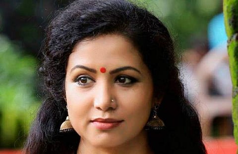 എന്റെ കുഞ്ഞിന് വിശന്നപ്പോള് പൊതുസ്ഥലത്ത് വെച്ചും മുലയൂട്ടിയിട്ടുണ്ട്: മോശം അനുഭവം ഉണ്ടായിട്ടില്ല: നടി ഷീലു എബ്രഹാം