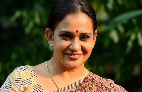 പുഴയില് ചാടി ജീവന് രക്ഷിച്ചയാളുടെ പേരും പറയേണ്ടി വരുമോ? നിഷ ജോസിന്റെ പുസ്തക വിവാദത്തില് മാലാ പാര്വതി