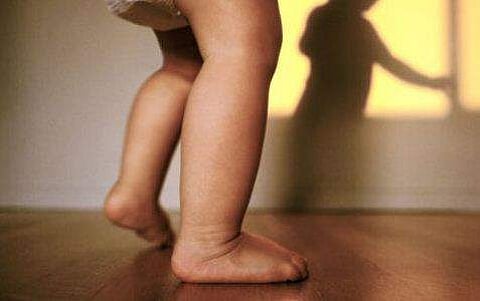 മുട്ടിലിഴഞ്ഞു ദേശീയപാതയിലേക്ക് ഒന്നരവയസ്സുകാരൻ, മീൻവണ്ടി റോഡിനു കുറുകെ നിർത്തി കുഞ്ഞിനെ വാരിയെടുത്തു; രക്ഷപെട്ടത് തലനാരിഴയ്ക്ക്