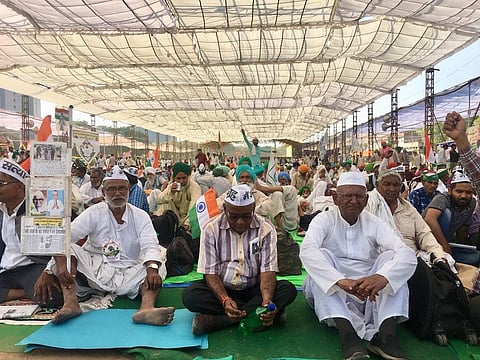 വാഗ്ദാനങ്ങള് നല്കി മോദി ജനങ്ങളെ വഞ്ചിക്കുന്നു; ഹസാരെയുടെ സമരത്തിന് പിന്തുണയുമായി ആയിരങ്ങള്