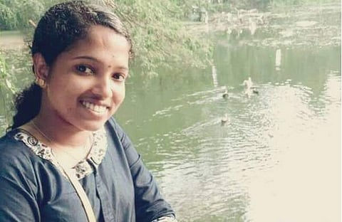 'ആതിരയുടെ വധം: ഗുരുവിനെ തിരുത്തി ജാതി പറയുകയും ചോദിക്കുകയും ചെയ്യുന്നവരും രാഷ്ട്രീയ നേതാക്കളും ഉത്തരവാദികള്'