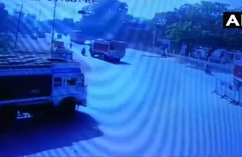 മണല് മാഫിയയ്ക്കെതിരെ വാര്ത്ത നല്കിയ മാധ്യമ പ്രവര്ത്തകനെ ലോറി കയറ്റിക്കൊന്നു, കൊലപാതകത്തിന്റെ ദൃശ്യങ്ങള് പുറത്ത്