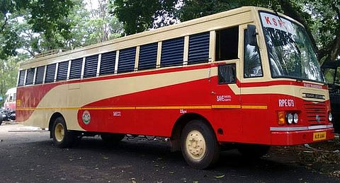 യാത്രക്കാരൻ ബസിൽ കുഴഞ്ഞുവീണു ; രക്ഷകരായി കെഎസ്ആർടിസി ജീവനക്കാർ