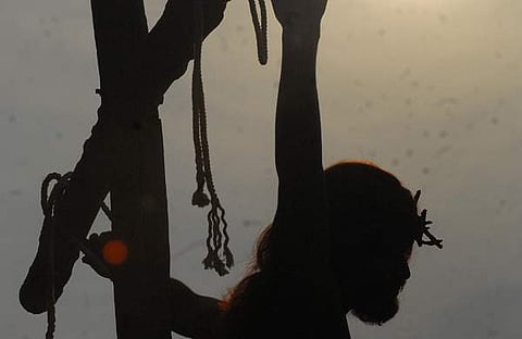 പൊന്കുരിശിന്റെ പിന്നാലെ- ഫാ. ഡോ. ഫ്രാന്സീസ് ആലപ്പാട്ട് എഴുതുന്നു