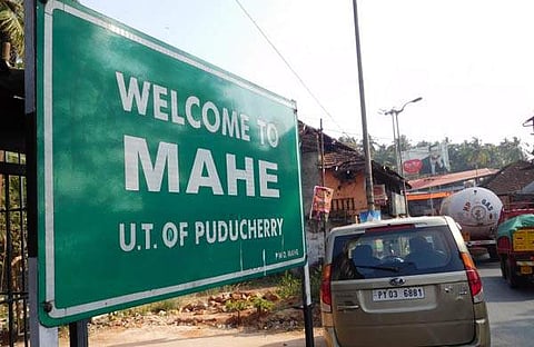 പഠനയാത്രയ്ക്കു പോയ വിദ്യാര്ഥികളുടെ ബാഗില് അധ്യാപകര് മദ്യം ഒളിച്ചുകടത്തിയെന്ന് ആരോപണം, രക്ഷിതാക്കള് സമരത്തില്