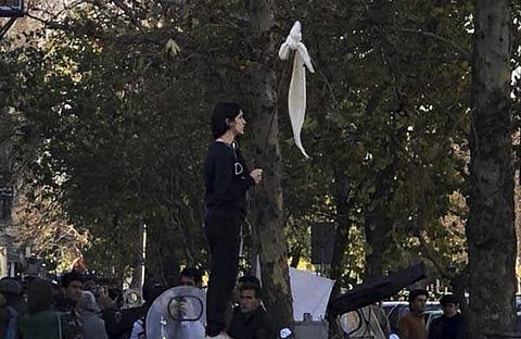 പൊതുനിരത്തില് തട്ടം വലിച്ചെറിഞ്ഞ് ഇറാനില് സ്ത്രീകളുടെ പ്രതിഷേധം