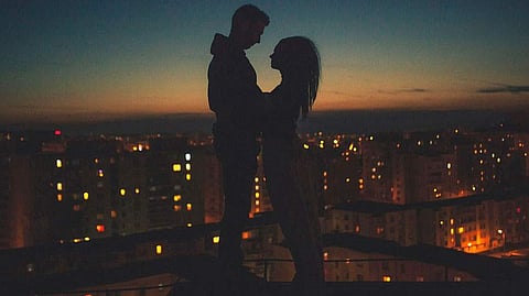 പൊലീസ് സ്റ്റേഷന് ടെറസ്സില് വിദേശ കമിതാക്കളുടെ "സംഗമം" ; 'സെക്സ് വീഡിയോ' സോഷ്യല് മീഡിയയില് വൈറല് ( വീഡിയോ )