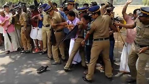 വിടി ബൽറാമിന് നേരെ കരിങ്കൊടി; കാറിന്റെ കണ്ണാടി തകർന്നു