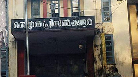 അധികൃതരുടെ കണ്ണ് വെട്ടിച്ച് കണ്ണൂര് സെന്ട്രല് ജയിലില് ടിവി സ്ഥാപിച്ചു