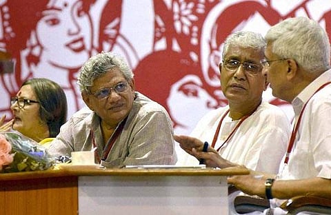 കോണ്ഗ്രസ് ബന്ധം: സഖ്യം വേണ്ട, ധാരണയാകാമെന്ന് സിപിഎം;യെച്ചൂരി പക്ഷത്തിന് മേല്ക്കൈ