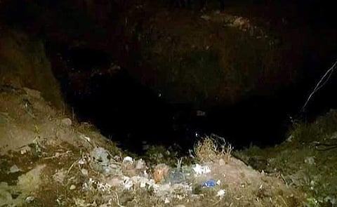 കുട്ടി അബദ്ധത്തില് ഹാന്ഡ്ബ്രേക്ക് വലിച്ചു: വണ്ടി കിടങ്ങിലേക്ക് മറിഞ്ഞ് ഏഴ് മരണം