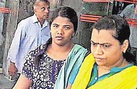 'വറുത്ത മീനില് എലിവിഷം പുരട്ടി, ചോറിനൊപ്പം മകളുടെ വായില്വച്ചു നല്കി'; സൗമ്യയുടെ മൊഴിയില് ഞെട്ടിക്കുന്ന വിവരങ്ങള്