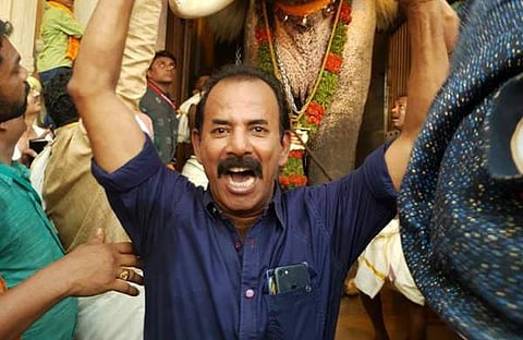 ആരോ ഫോട്ടോഷോപ്പ് ചെയ്ത ചിത്രമാണത്: ദയവ് ചെയ്ത് അവഗണിക്കുക: തൃശൂര്പൂരത്തിന് പ്രചരിച്ച ചിത്രത്തെക്കുറിച്ച് മേജര് രവി