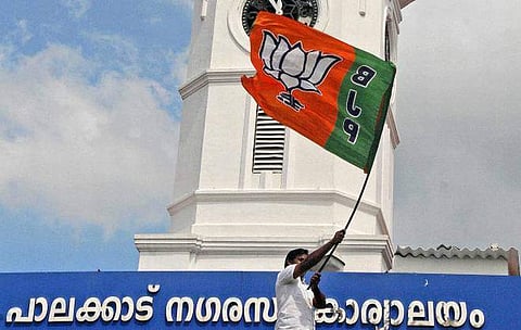 സിപിഎം അംഗത്തിന്റെ വോട്ട് അസാധു ; പാലക്കാട് നഗരസഭയില് യുഡിഎഫ് അവിശ്വാസ പ്രമേയം പരാജയപ്പെട്ടു