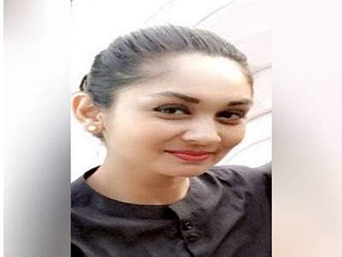 അമ്മയുടെ കയ്യില് നിന്ന് വഴുതിവീണ കുഞ്ഞിനെ താങ്ങിയെടുത്ത് എയര്ഹോസ്റ്റസ്