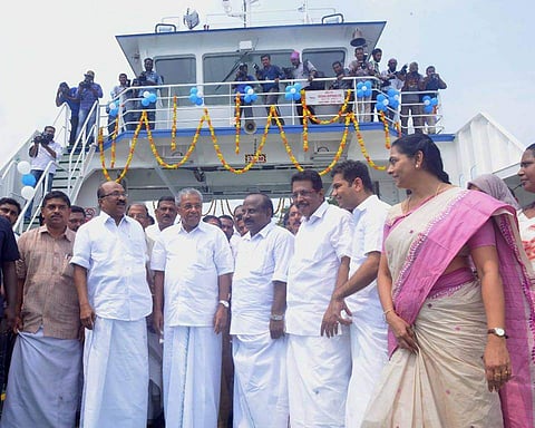 ലൈസന്സ് ഇല്ല; കൊട്ടിഘോഷിച്ച് ഇന്നലെ മുഖ്യമന്ത്രി ഉദ്ഘാടനം ചെയ്ത റോറോ സര്വീസ് നിര്ത്തി